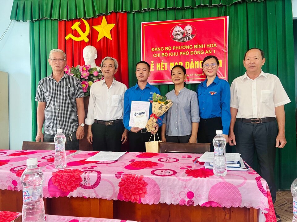Bình Hoà: Lễ kết Nạp Đảng Viên cho Đoàn Viên Ưu Tú là Thanh Niên Công Nhân người Dân Tộc Khmer