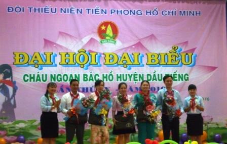 Tặng quà các Chủ tịch, Phó Chủ tịch Hội đồng đội qua các thời kỳ