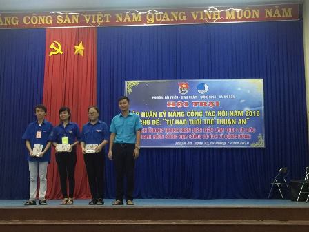 Tặng quà cho hội viên khó khăn