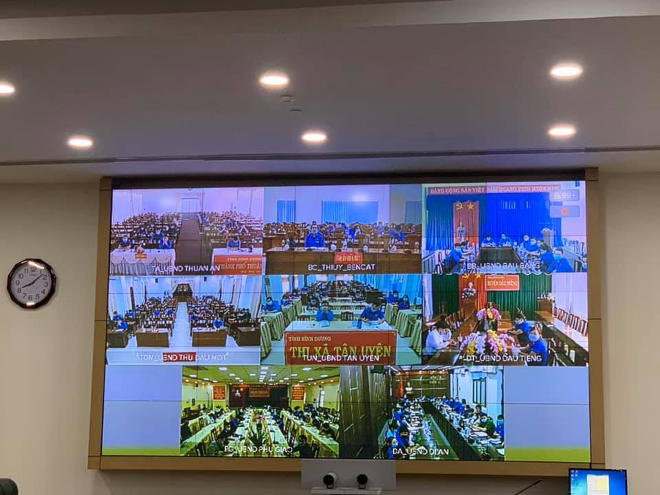 Có thể là hình ảnh về màn hình, TV và trong nhà